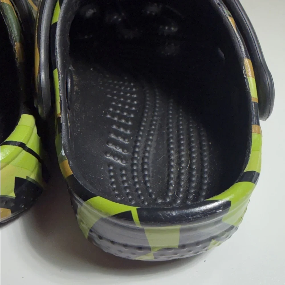 CROCS Kids Green and Black Patterned Clogs